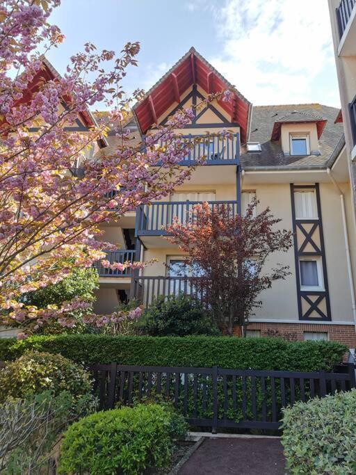 Cabourg Cosy, Appartement Refait A Neuf, 5 Min A Pied De La Mer Exteriör bild