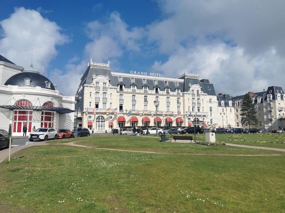 Cabourg Cosy, Appartement Refait A Neuf, 5 Min A Pied De La Mer Exteriör bild